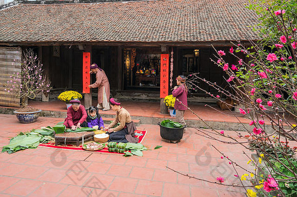 越南家庭成员使球钟老式的房子院子里钟蛋糕著名的菜小姐坛