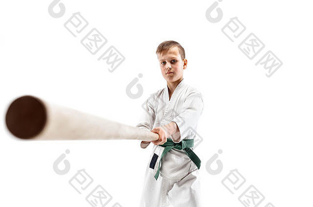 青少年男孩战斗木剑合气道培训武术艺术学校健康的生活方式体育概念战士白色和服白色背景空手道男人。统一的