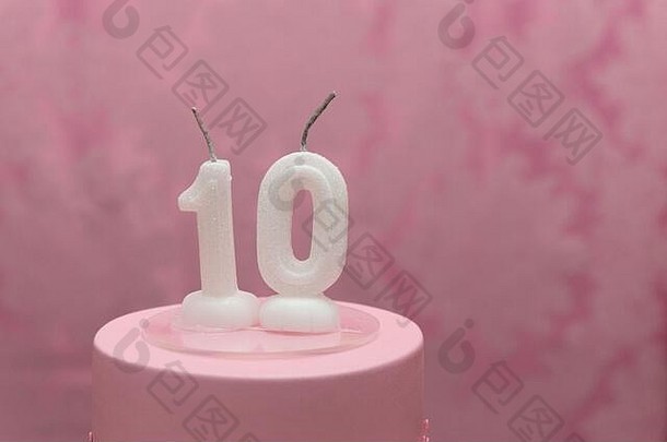 生日蛋糕蜡烛数量这粉红色的蔓藤花纹背景粉红色的白色装饰蛋糕女孩聚会，派对装饰芭蕾舞女演员主题