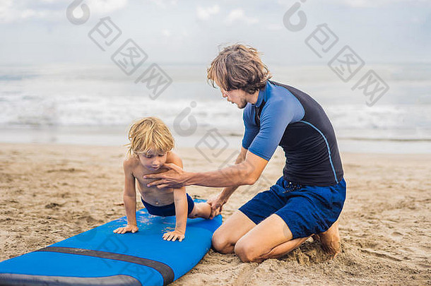 父亲教练教学一年儿子冲浪海假期假期旅行体育孩子们概念冲浪教训孩子们