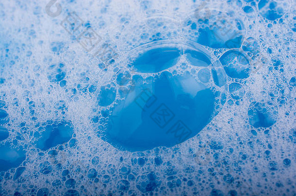 蓝色的水覆盖泡沫泡泡