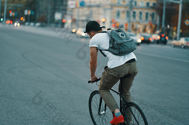 一边回来视图年轻的现代男人。学生背包骑自行车经典自行车城市路复制空间活跃的生态生活方式凹陷