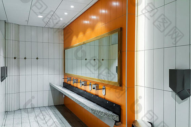 公共空厕所盥洗盆镜子