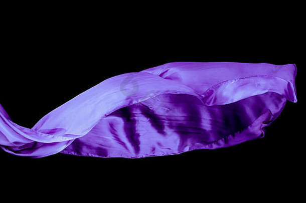 光滑的紫色的透明的布孤立的黑色的背景纹理飞行织物