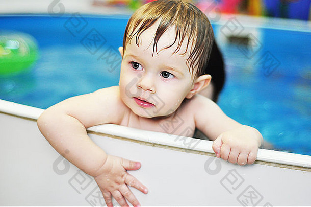 肖像婴儿女孩游泳游泳池
