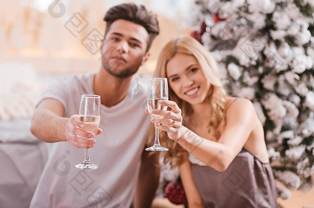 很高兴快乐的夫妇持有眼镜香槟