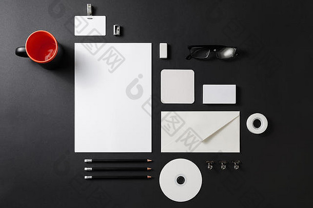 空白企业文具集黑色的纸背景品牌模拟平躺