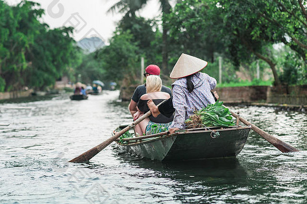 船骑挥动有轨电车码头传统的划船旅行让游客美自然非政府组织盾河