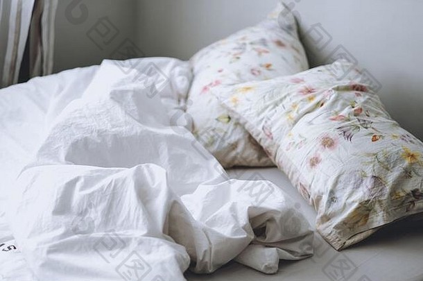 床上白色毯子枕头早....