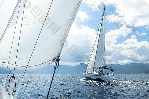 帆船比赛航行平静海奢侈品游艇