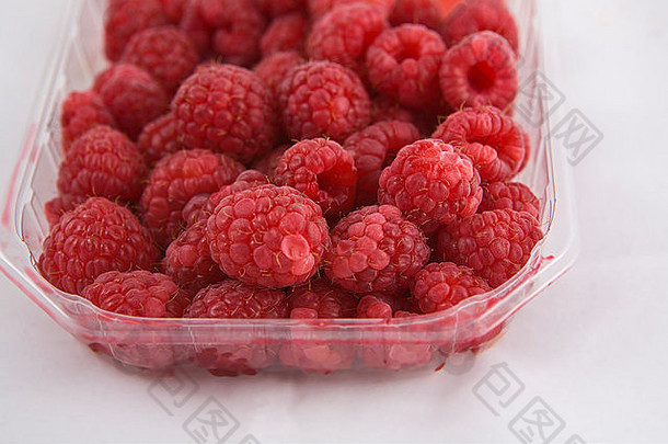 塑料盒子新鲜的树莓孤立的白色背景