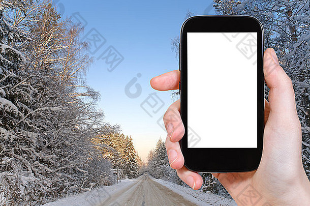 旅行概念<strong>旅游照片</strong>冬天路雪俄罗斯森林智能手机减少屏幕空白的地方