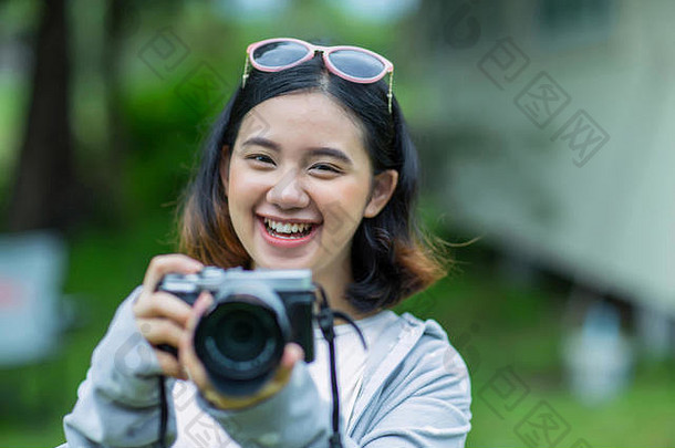 年轻的漂亮的亚洲女孩享受采取照片