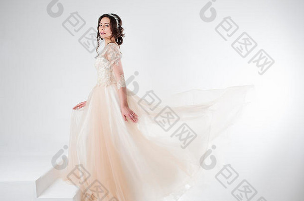 肖像美丽的女孩婚礼衣服新娘豪华的衣服白色背景