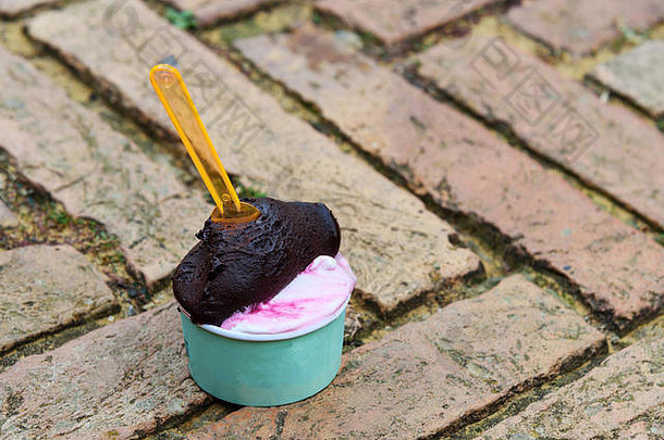 传统的意大利冰奶油被称为意式冰激凌地面街锡耶纳意大利