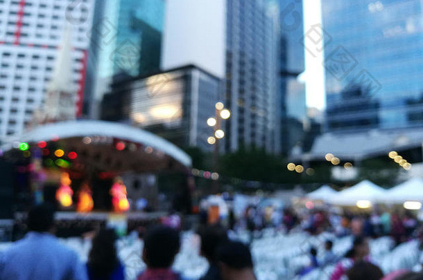 散焦场景人群人参加公共音乐会庆祝一年节日城市晚上