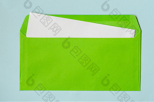 开放绿色信封空白纸蓝色的背景