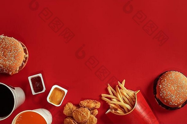 汉堡包法国薯条酱汁饮料红色的背景快食物前视图平躺Copyspace