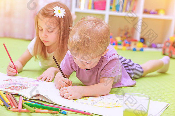 快乐婴儿男孩女孩享受家庭作业学前教育发展中画技能有才华的孩子们学习艺术
