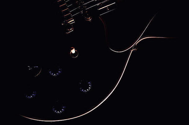 身体电吉他黑色的木白色形状强调光
