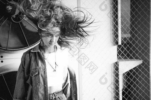 街肖像年轻的有吸引力的情感女孩卷曲的头发穿着时尚的牛仔布西装风格背景空气康迪特