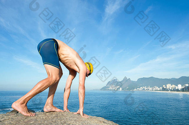 运动员游泳运动员黄色<strong>的</strong>游泳帽蹲开始位置比赛鱼叉手里约1月巴西