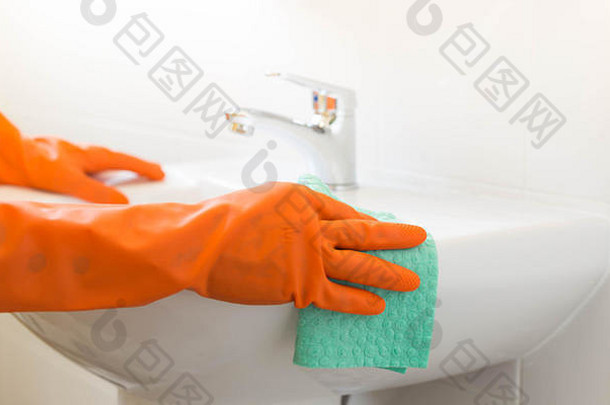 女人清洁水利用witn橙色手套