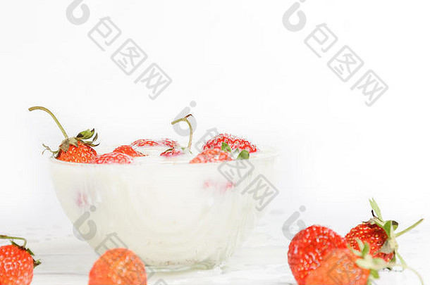 新鲜的牛奶自制的甜蜜的<strong>草莓</strong>白色背景