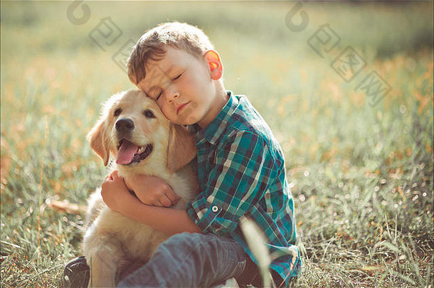 可爱的英俊的男孩青少年蓝色的眼睛玩户外令人惊异的白色粉红色的拉布拉多寻回犬小狗享受夏天阳光明媚的一天假期周末完整的