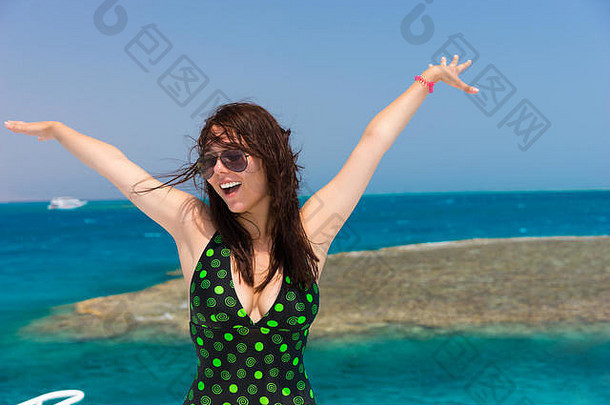 微笑年轻的浅黑肤色的女人<strong>墨绿</strong>色泳衣站游艇传播手阳光明媚的夏天一天微风发展中头发美丽的绿松石海背景
