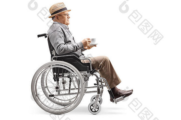 完整的长度配置文件拍摄上了年纪的男人。坐着轮椅杯咖啡孤立的白色背景
