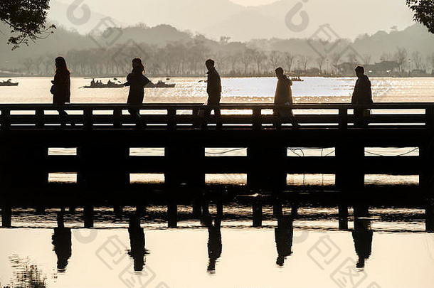 游客轮廓交叉桥杭州的西湖风景优美的区域