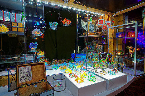 传统的欧洲圣诞节商店手工制作的记忆使彩色的玻璃小镇里加夜间