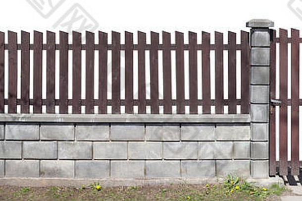 农村简单的栅栏棕色（的）垂直木董事会列基础使不均匀殴打白色砖孤立的白色背景