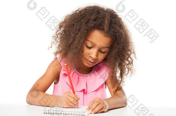 教育关闭肖像非洲女孩坐着表格笔记本画孤立的白色背景