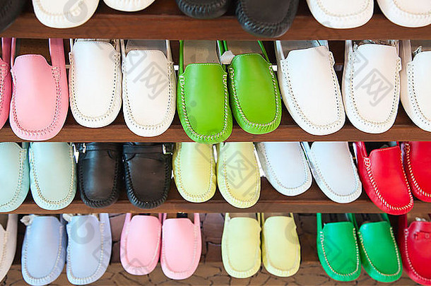 各种色彩斑斓的皮革鞋子商店