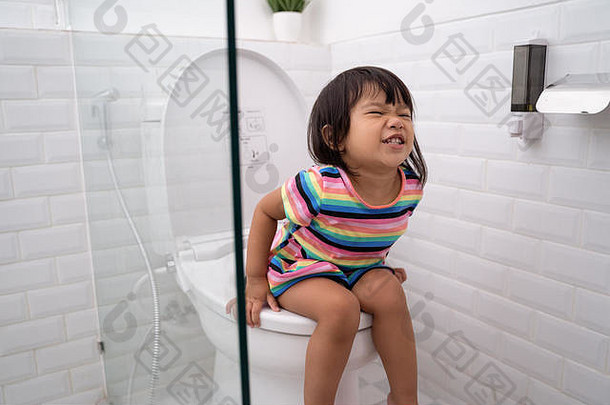 亚洲孩子推硬坐着厕所。。。