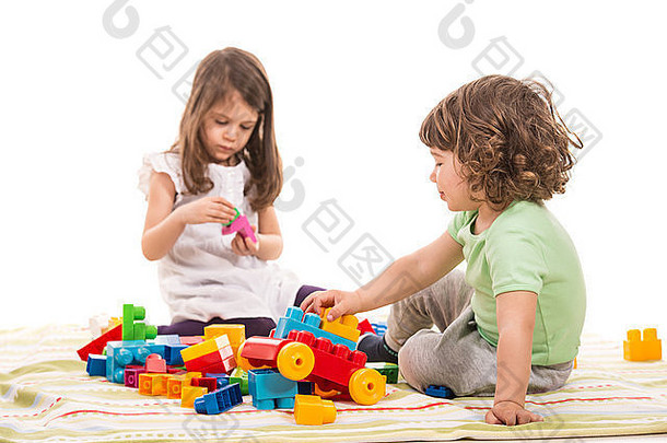 孩子们玩砖首页孤立的白色背景