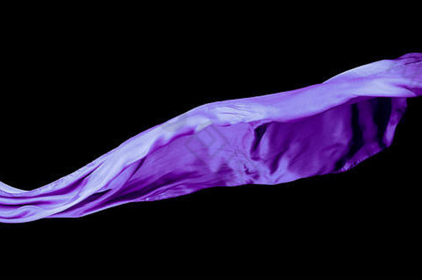 光滑的紫色的透明的布孤立的黑色的背景纹理飞行织物