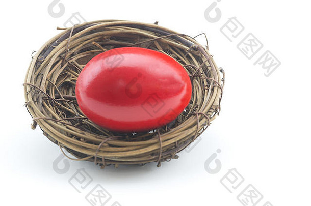 水平概念上的图像金融风险显示红色的巢蛋白色背景