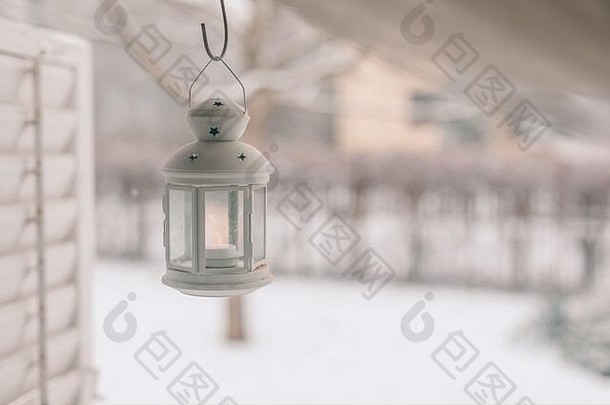 田园冬天视图窗口舒适的灯笼铁灯笼窗台上背景冬天景观灯笼窗台上