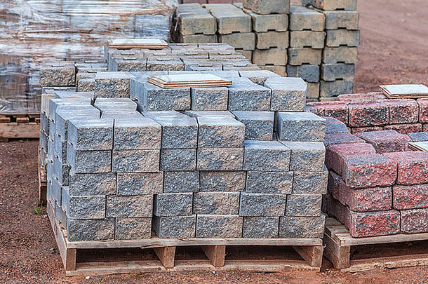 栈彩色的混凝土铺路材料铺平道路石头天井块有组织的木托盘出售零售