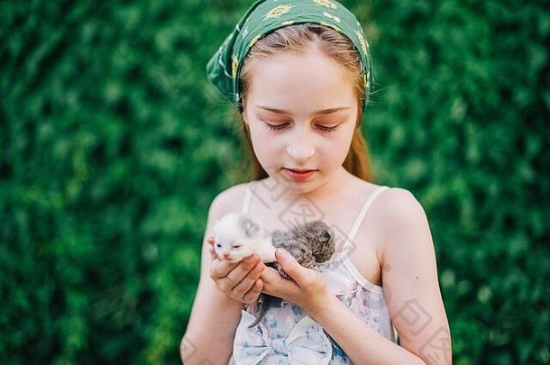 孩子持有婴儿猫孩子们宠物女孩拥抱可爱的小猫夏天花园国内<strong>动物</strong>家庭