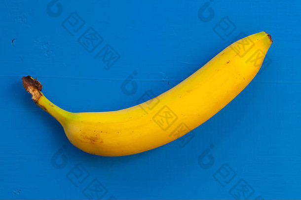 单香蕉孤立的蓝色的表格