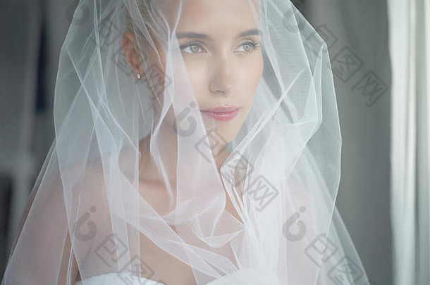 艺术照片美丽的新娘等待窗口