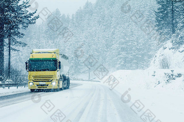 交通<strong>卡车</strong>冬天路雪暴雪