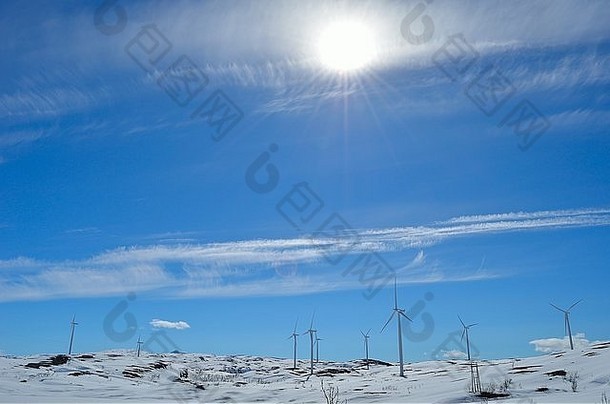 风车公园山前蓝色的阳光明媚的冬天一天