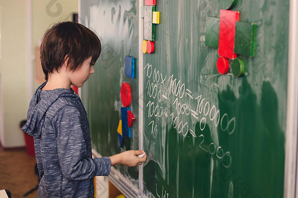 年级孩子学习数学形状颜色学校站前面黑板上