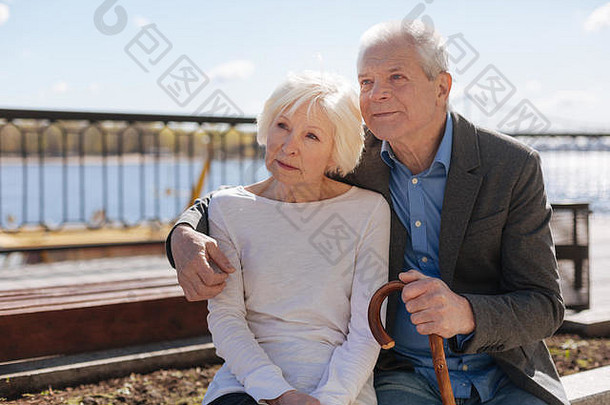 美妙的老化夫妇支出免费的时间在户外
