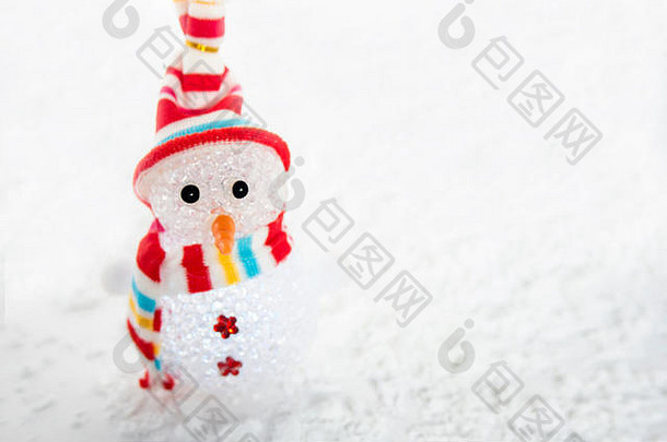 雪人条纹色彩斑斓的帽围巾雪背景圣诞节装饰